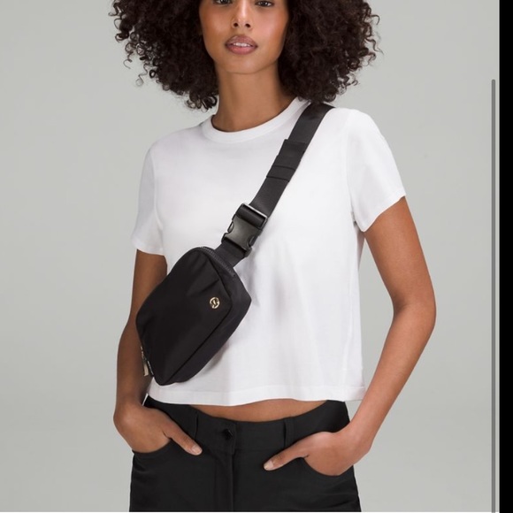 NWT NEW Rare Lululemon Everywhere Belt Bag  Black/Gold w/proof of purchase! - Picture 8 of 11